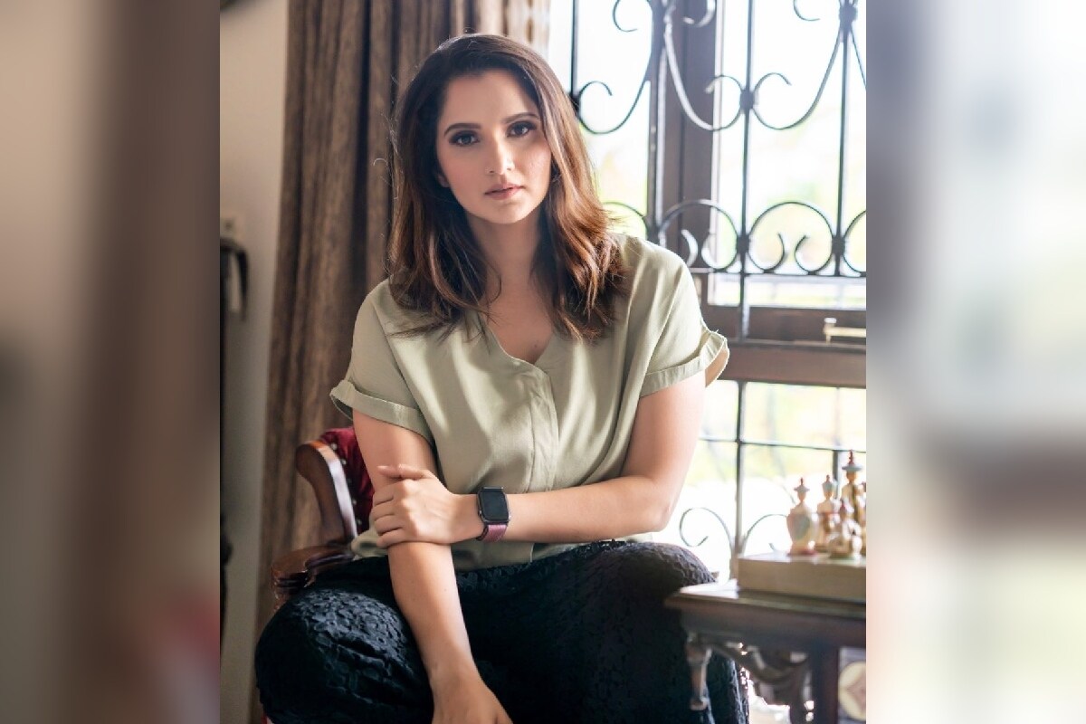 इस वेब सीरीज में नजर आएंगी टेनिस स्टार सानिया मिर्जा, एक्टिंग करने की बताई ये वजह 3 सानिया ने कहा, टीबी आज भी हमारे देश की मुख्य स्वास्थ्य चिंता है. टीबी से जिन लोगों को ग्रस्त पाया गया है, उनमें 50 प्रतिशत लोग 30 साल से कम उम्र के हैं और इसलिए जरूरी है कि इस बीमारी के बारे में लोगों में जो भ्रम फैला हुआ है, उसको दूर किया जाए और लोगों की सोच में बदलाव लाया जाए. यह वेब सीरीज बहुत ही विशिष्ट और प्रभावी ढंग से इस बारे में संदेश देता है. (फोटो साभारः Instagram @mirzasaniar)