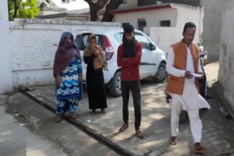 महिला हेल्पलाइन में शिकायत करने पहुंची महिला और उसके परिजन.