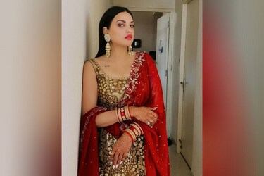  हिमांशी कई म्यूजिक एलबम में नजर आ चुकी हैं जिससे वो अपने फैन्स के बीच धमाल मचाती रहती हैं. (फोटो: हिमांशी खुराना के इंस्टाग्राम से)