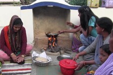PHOTOS: टिहरी के होम स्टे विलेज 'तिवाड़' में गढ़वाली खाना बनाना सीख रहे पर्यटक