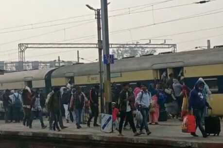 कोरोना विस्फोट के खतरे के बीच फतुहा स्टेशन पर ये नजारे रोज देखे जा सकते हैं.