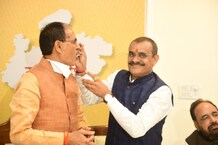 PHOTOS : उप चुनाव नतीजों के रुझान के बाद शिवराज ने खिलाई मिठाई, BJP प्रदेश अध्यक्ष ने बजाया ढोल