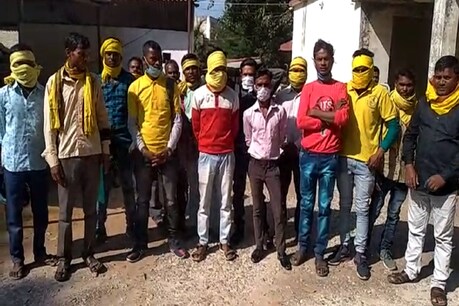 इन आदिवासी परिवारों से गांव के दबंगों ने दुर्गा उत्सव के लिए चंदा मांगा था.