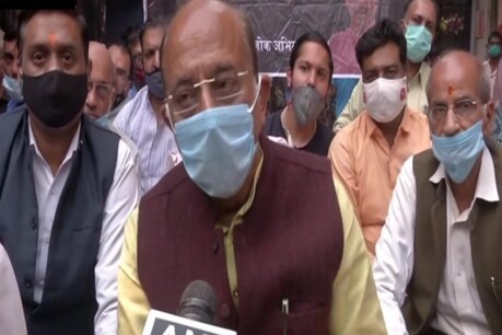 पटाखे बैन करने के दिल्ली सरकार के फैसले के खिलाफ प्रदर्शन करते बीजेपी के नेता विजय गोयल.