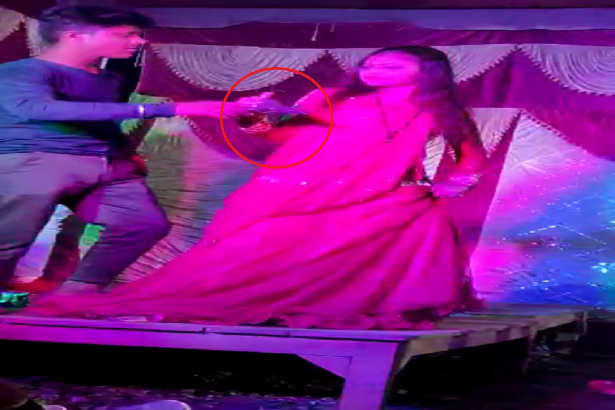 भोजपुर में हर्ष फायरिंग की घटना के दौरान नर्तकी को पिस्टल देता युवक 