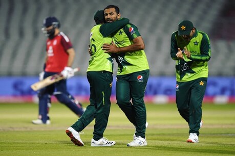 Pakistan vs Zimbabwe: वहाब रियाज ने गेंद पर लगाई लार (PC: Wahab Riaz Instagram)