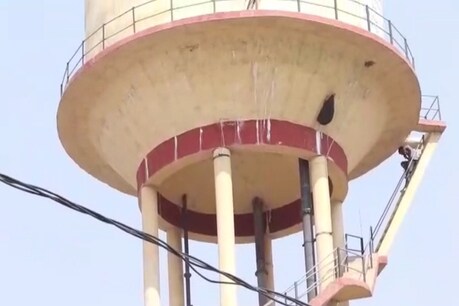 अभिनेता संजय दत्त से मिलने के लिए पानी टंकी पर चढ़ा युवक.