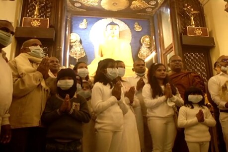 गया के महाबोधि मंदिर में पूजा करते लोग