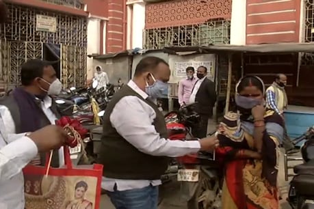 बिहार के गया में बंद के दौरान गुलाब का फूल देते राजद विधायक