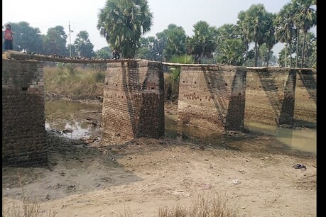 पुल की आस में जवान हो गए गांव के बच्चे लेकिन 18 साल बाद भी नहीं हुआ निर्माण, कुछ ऐसी है बिहार के इस गांव की कहानी