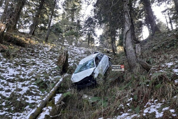 PHOTOS: पराशर झील घूमने जा रहे थे, सड़क से नीचे लुढ़की कार, ड्राइवर की मौत