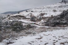 PHOTOS: चकराता की ऊंची चोटियों पर बर्फबारी से बढ़ी ठंड, बर्फ देख सैलानी गदगद