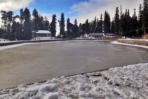 PHOTOS: मंडी में 8 हजार फीट की ऊंचाई पर कमरूनाग झील जमी, श्रद्धालुओं के आने पर रोक
