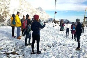 PHOTOS: बॉलीवुड की पहली पसंद बना धर्मशाला, बर्फ से लकदक त्रियुंड में सैलानियों का जमावड़ा
