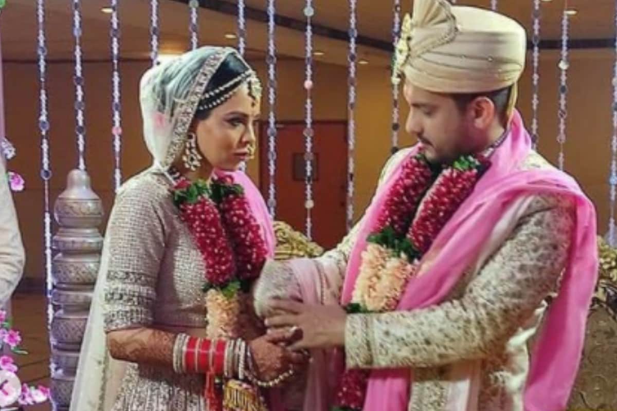 Aditya Narayan, Shweta Aggarwal, Aditya Narayan marriage to Shweta Aggarwal , Aditya Narayan wedding, Social Media, Viral Photos, Bollywood, Television, News 18
