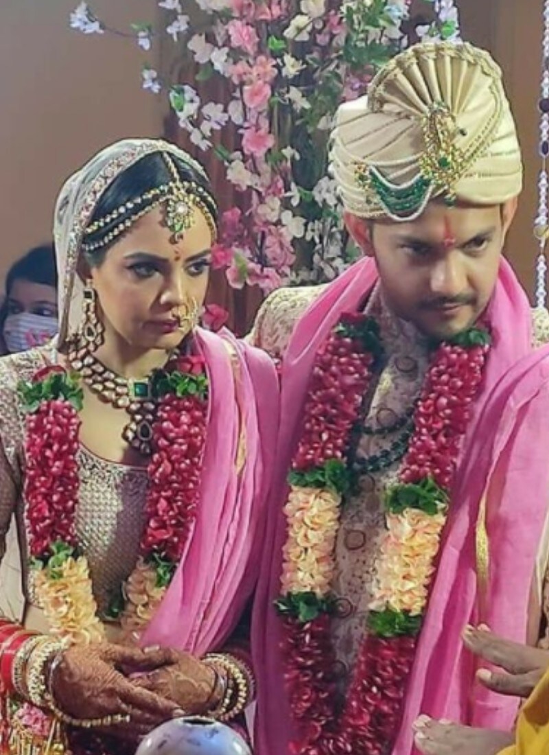 शादी जुहू के इस्कॉन मंदिर में हुई, जहां लड़की और लड़के वाले अपनी पूरी तैयारी के साथ पहुंचे थे. Photo Credit-@adiholic_till_last_breath/Instagram