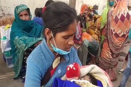 महिला के मुताबिक वो अपने अबोध बच्चे का पालन-पोषण करने में असमर्थ है जिस वजह से वो कुपोषण का शिकार हो रहा है