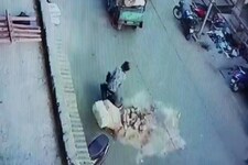 Video: भरतपुर में निर्माण कार्य के दौरान राहगीरों पर तीसरी मंजिल से गिरा पिलर