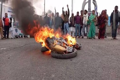 बिहार के समस्तीपुर में बीच सड़क पर टायर जलाकर विरोध जताते हुए भारत बंद के समर्थक. बिहार के समस्तीपुर में बीच सड़क पर टायर जलाकर विरोध जताते हुए भारत बंद के समर्थक.