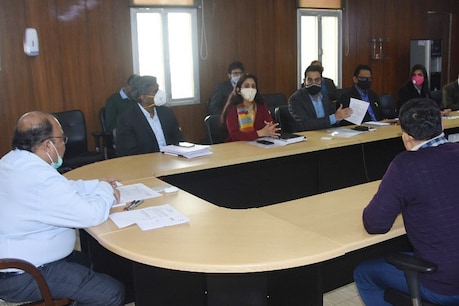 सचिवालय सभागार में शीतलहर से निपटने के लिए विभागों और ज़िला स्तर पर की गयी तैयारियों के सम्बन्ध में आयोजित समीक्षा बैठक लेते मुख्य सचिव ओमप्रकाश.