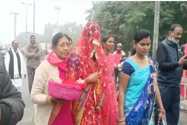 नये जोड़ों पर भारी पड़ा भारत बंद: कहीं पैदल चलने को मजबूर हुईं दुल्हन तो कहीं दूल्हे राजा की गाड़ी पर टूटा कहर, देखें तस्वीरें