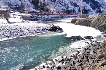 PHOTOS: हिमाचल में  ठंड का ‘थर्ड डिग्री टॉर्चर’, चंद्राभागा नदी जमी, केलांग में पारा -10 डिग्री