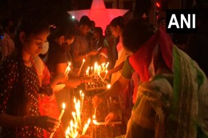 देशभर में क्रिसमस की धूम, हाथों में ग्लव्स-चेहरे पर मास्क कोरोना काल में ऐसे मनाया गया त्योहार; देखें PHOTOS