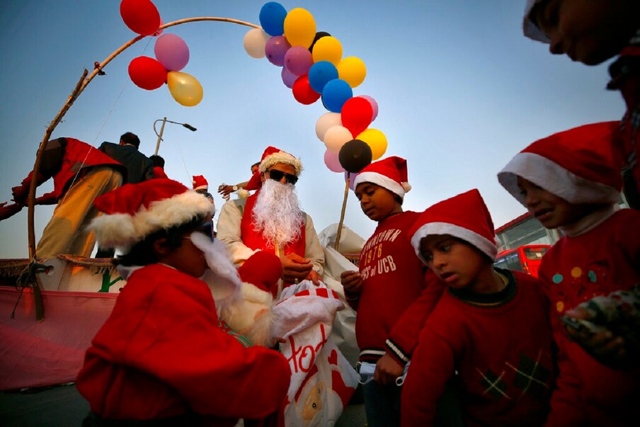  क्रिसमस (Merry Christmas 2020, Christmas): दुनिया भर में क्रिसमस (Christmas) के जश्न की तैयारियां हो रही हैं. क्रिसमस के दिन लोग घरों और ऑफिस में पार्टी और एन्जॉय करते हैं. क्या आप भी क्रिसमस का त्योहार पूरे जोर शोर के साथ मनाते हैं? इन क्रिसमस गेम्स की मदद से आप पार्टी को काफी जानदार बना सकते हैं.. फोटो: Ap