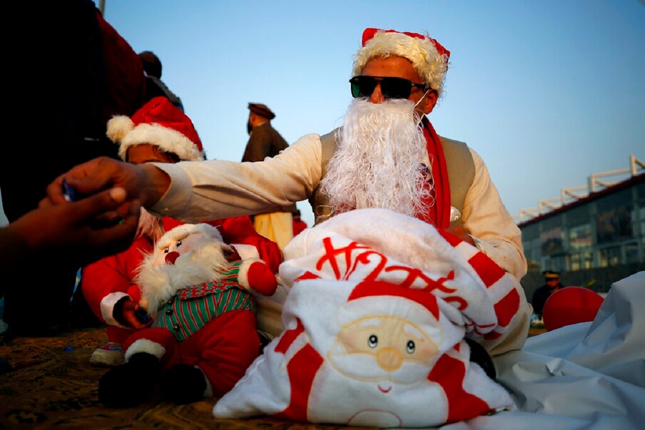  पाकिस्तान में इस साल क्रिसमस को लेकर बहुत क्रेज दिख रहा है. दिसंबर महीने की अभी शुरूआत हुई और वहां कई जगहों पर लोग सांता क्लॉज बनकर बच्चों को टॉफियां बांटते हुए दिख रहे हैं. फोटो: AP
