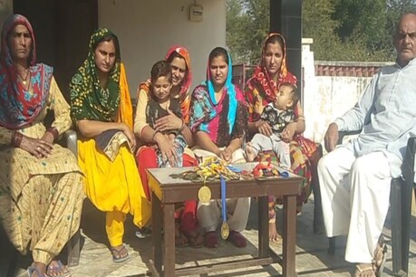 किसान नत्थूराम और उनकी पत्नी सावित्री देवी ने बताया कि उनकी बेटियों ने न केवल राष्ट्रीय बल्कि अंतरराष्ट्रीय स्तर पर उनका नाम रोशन किया है. बेटियों ने कभी भी बेटे की कमी महसूस नहीं होने दी.