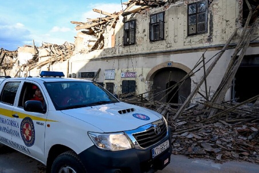  क्रोएशिया के पेट्रिंजा शहर में भूकंप के चलते कई बिल्डिंगें क्षतिग्रस्त हो गई हैं. इस भूकंप में माना जा रहा है कि आधे से ज़्यादा शहर तबाह हो गया है. इस भूकंप का असर ज़ाग्रेब तक महसूस किया गया. भूकंप का झटका महसूस किए जाने के बाद से लोग दहशत में आ गए. फोटो: AFP