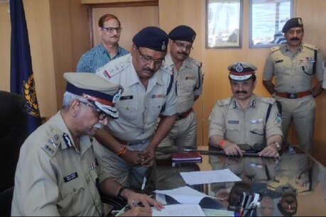पुलिस विभाग की बैठक में खुलासा हुआ कि हजारों जांच पेंडिंग हैं.