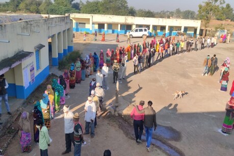 डूंगरपुर के बिछीवाड़ा इलाके के जेलाणा गांव में वोट के लिये कतार में खड़े मतदाता.