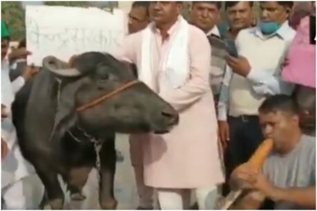नोएडा में किसानों का अनोखा प्रदर्शन.