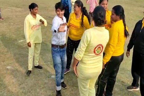 दो दिन के क्रिकेट प्रतियोगिता में महिला टीचरों की टीम ने प्रथम स्थान हासिल किया था, इसकी खुशी में मैदान में उन्होंने जश्न का डांस किया था