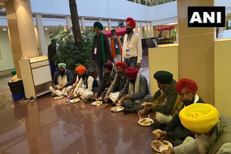 दिल्ली के विज्ञान भवन में पंगत में बैठकर भोजन करते हुए किसानों के प्रतिनिधि (फोटो साभार: ANI)