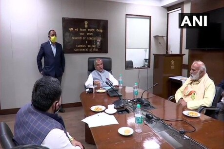 केंद्रीय कृषि मंत्री नरेंद्र सिंह तोमर से मुलाकात करने वाले प्रतिनिधिमंडल में बीस किसान शामिल थे (फोटो साभार: ANI)
