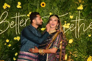 शादी से एक रात पहले कुछ इस अंदाज में दिखे गौहर खान और जैद दरबार, स्टाइलिश अवतार ने लूटी महफिल शादी से एक रात पहले कुछ इस अंदाज में दिखे गौहर खान और जैद दरबार, स्टाइलिश अवतार ने लूटी महफिल