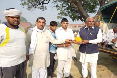हरियाणा के किसानों ने केंद्र सरकार को मनाने का अनोखा तरीका निकाला है.