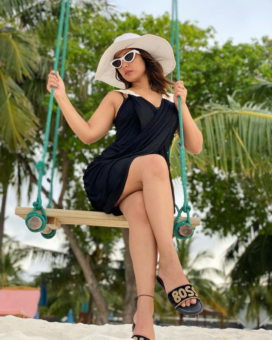 Hina Khan, actress Hina Khan Maldives Vacation Photos, Hina Khan Maldives Vacation Photos in black sunglasses, social media, viral news, viral photos, tv, news 18 hindi