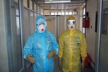 PHOTOS: शिमला में PPE किट पर नाम लिखवाकर कोरोना मरीजों से मिले स्वास्थ्य मंत्री राजीव सैजल