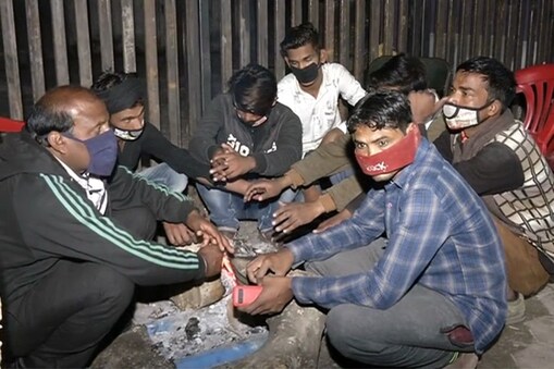 रात की बेहरम ठंड में इस तरह जीने को मजबूर लोग. रात की बेहरम ठंड में इस तरह जीने को मजबूर लोग.