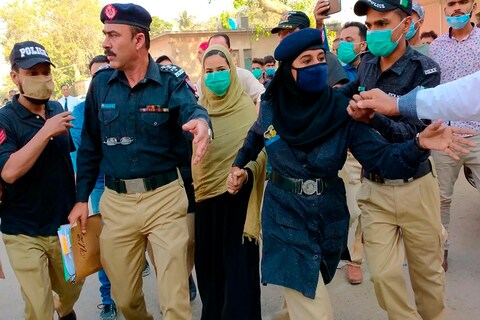 पाकिस्तान में हिंदू, ईसाई और सिख लड़कियों का जबरन इस्लाम धर्म कबूल करवाया जाता है. फोटो: AP