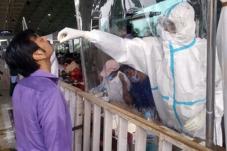 दिल्ली एयरपोर्ट में कोरोना स्ट्रेम जांचने के लिए नई तकनीक से लैस मशीन लगाई गई है.