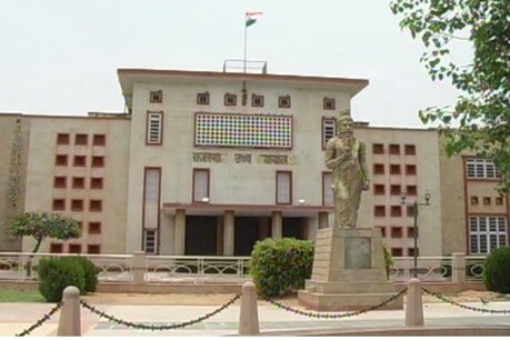 सरकार के इस प्रस्ताव का निजी स्कूलों की ओर से यह कहते हुए विरोध किया गया कि सरकार को किसी भी कानून के तहत निजी स्कूलों की फीस निर्धारित करने का कोई अधिकार नहीं है.