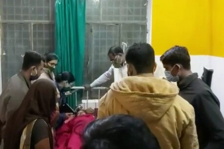 छात्रा के परिजनों के मुताबिक सोमवार को वो परीक्षा देने के लिए बस से मऊरानीपुर गई हुई थी. इस दौरान बस में किसी ने उसे नशीला पदार्थ खिला दिया गया. दोपहर को वो मऊरानीपुर के काव्या होटल के पास वो एक टेंपो (थ्री व्हीलर) में बेहोशी की हालत में पड़ी मिली