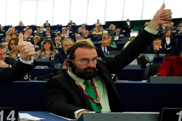 हंगरी के सांसद ने सेक्स पार्टी में शामिल होने की बात स्वीकार की, इस्तीफा दिया-Hungarian MP admits to joining sex party, resigns