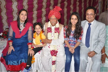  ऐसा बना एमडीएच: महाशय धर्मपाल के परिवार ने छोटी सी पूंजी से कारोबार शुरू किया था, लेकिन कारोबार में बरकत के चलते वो दिल्ली के अलग-अलग इलाकों में दुकान दर दुकान खरीदते चले गए. गुलाटी परिवार ने पाई–पाई जोड़कर अपने धंधे को आगे बढ़ाया.(Photo-MDH website)
