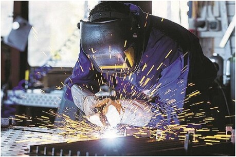 नवंबर 2020 के दौरान मैन्युफैक्चरिंग सेक्टर में एक्टिविटीज फिर थम गई हैं.