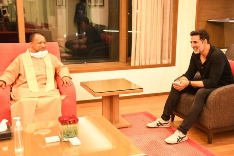सीएम योगी के साथ अक्षय कुमार.